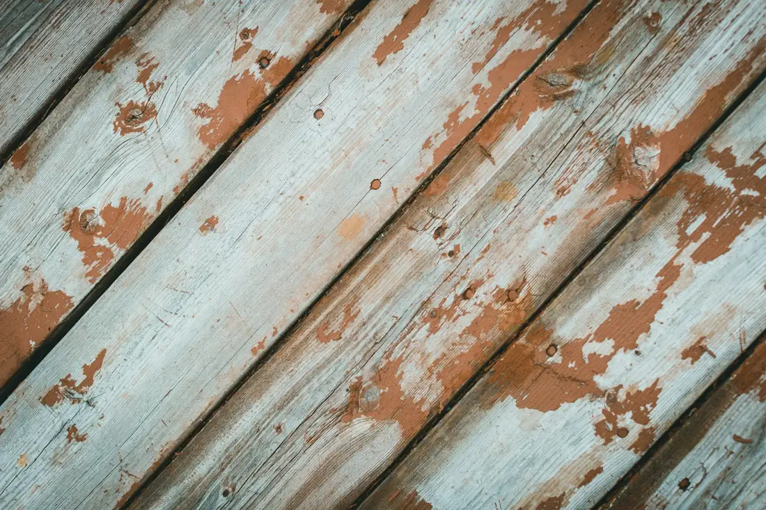 Planches dont la vieille peinture s’écaille, avant décapage