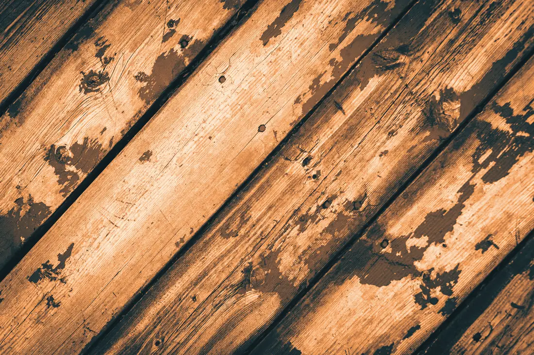 Planches dont la vieille peinture s’écaille, avant décapage