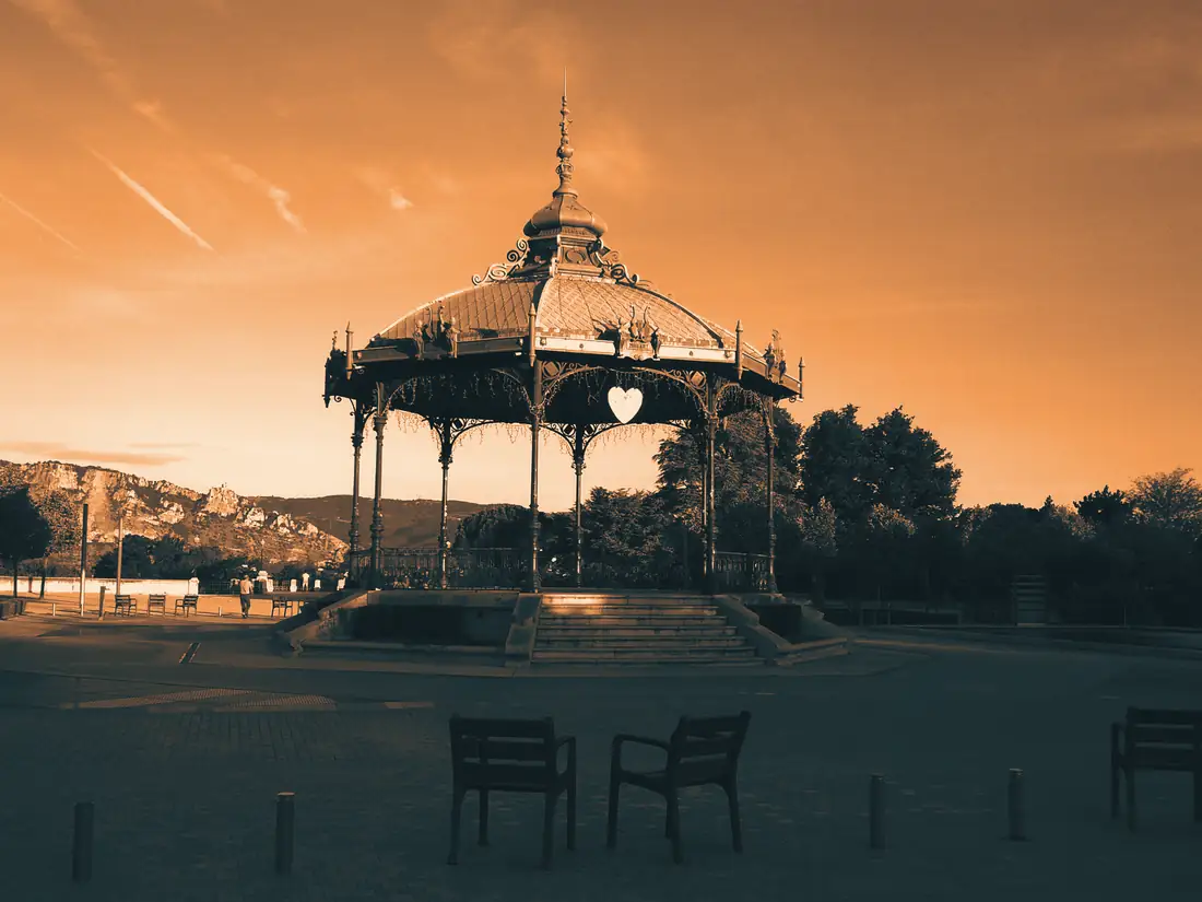 Le kiosque Peynet sur l’esplanade du Champ-de-Mars à Valence, en fin de journée
