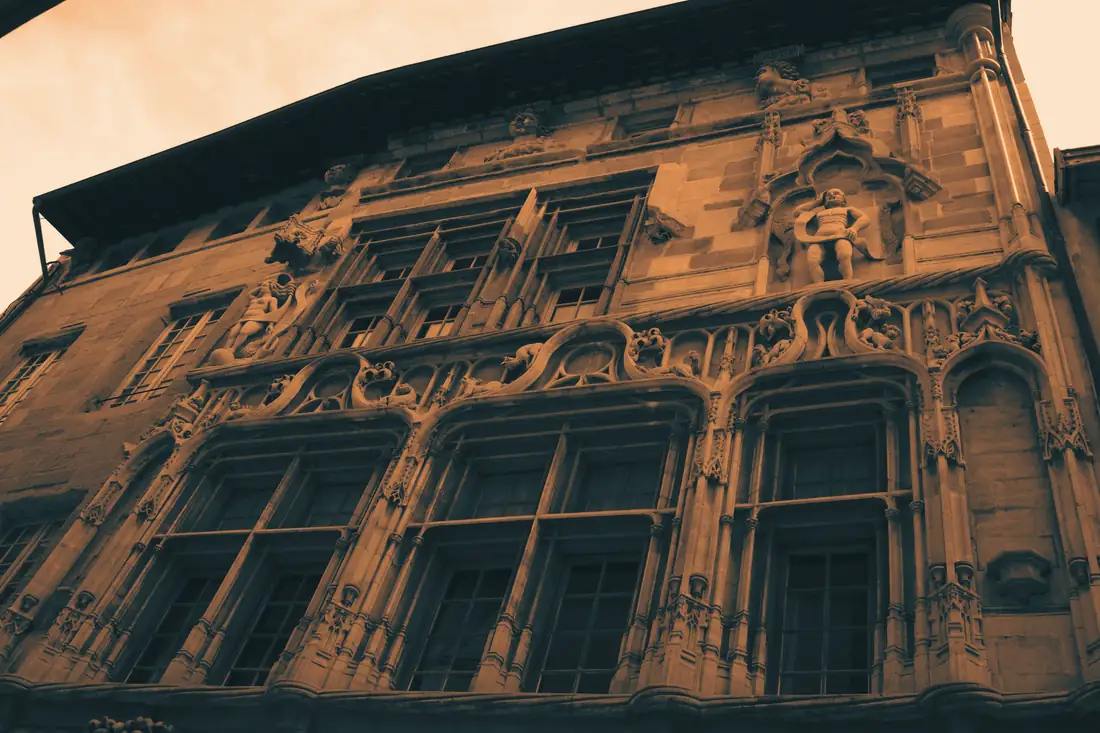 La façade Renaissance sculptée de la Maison des Têtes, dans le centre ancien de Valence