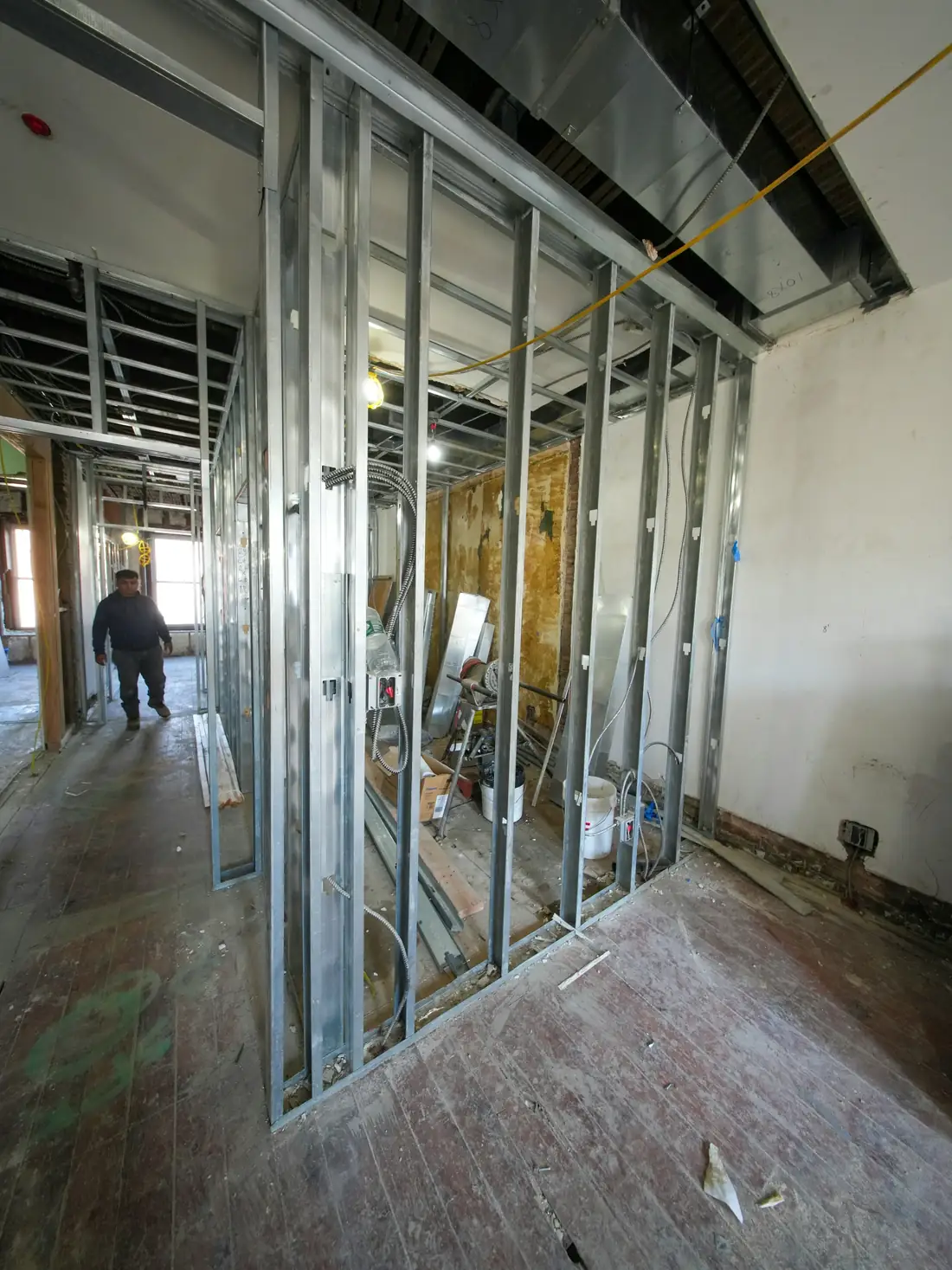Ossature métallique d’une nouvelle cloison dressée au milieu d’une pièce en rénovation