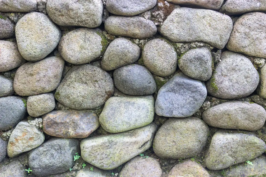 Mur bâti en gros galets ronds de tailles différentes