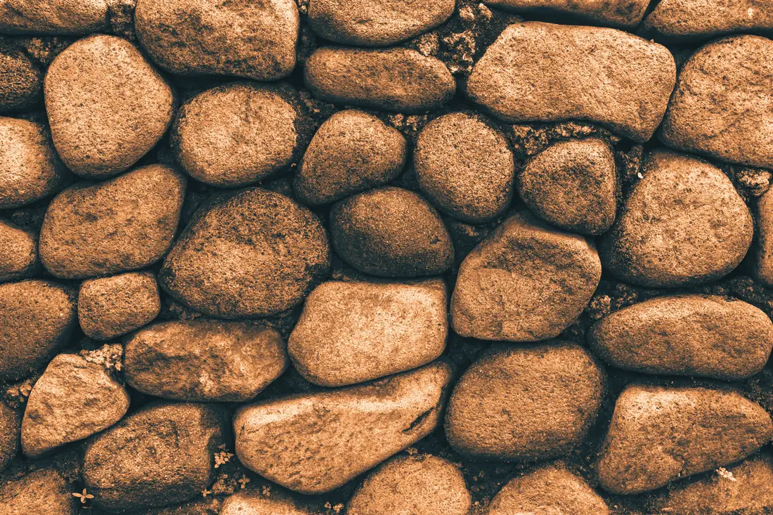 Mur bâti en gros galets ronds de tailles différentes
