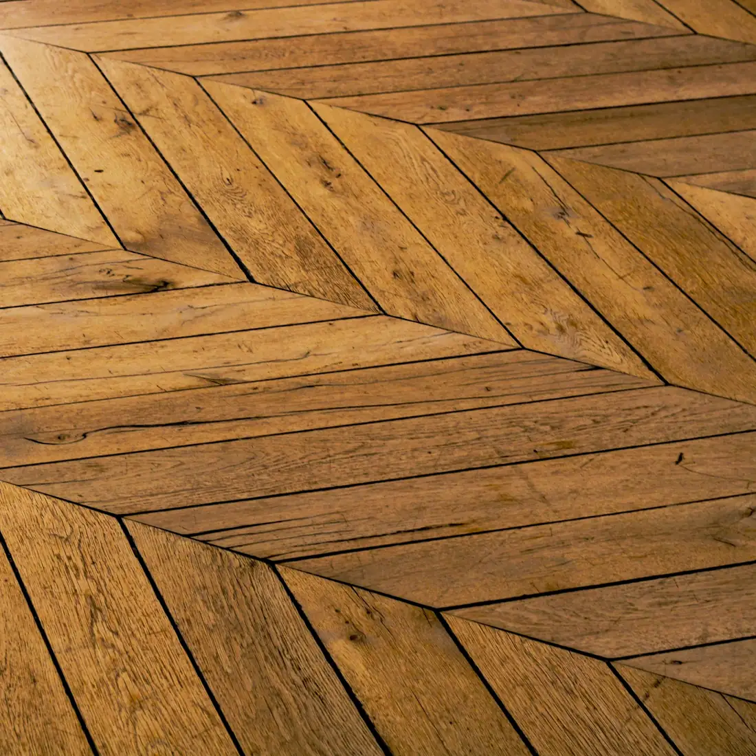 Lames de parquet aux tons chauds posées en motif